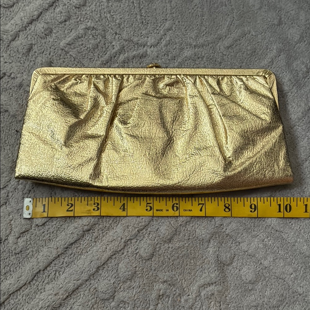 Glamorous Gold Textured Clutch with Vintage Charm - Picture 6 of 7